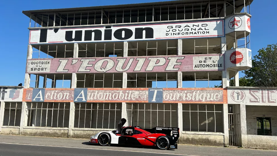 La voiture sur un lieu mythique de F1