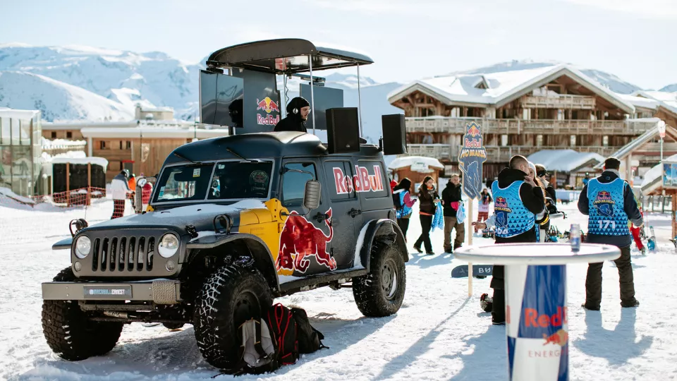 DJ Set sur une Jeep Red Bull