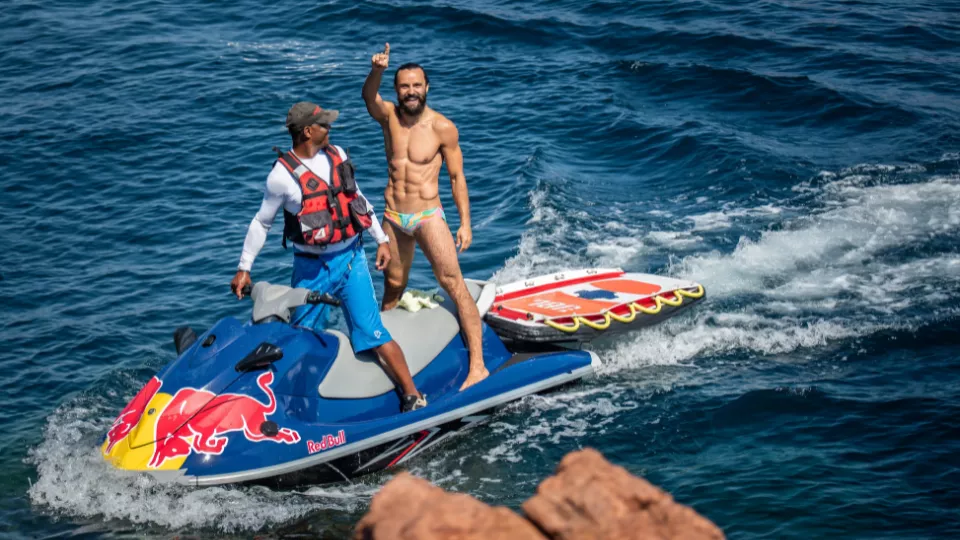 Le vainqueur qui célebre sur le jet-ski
