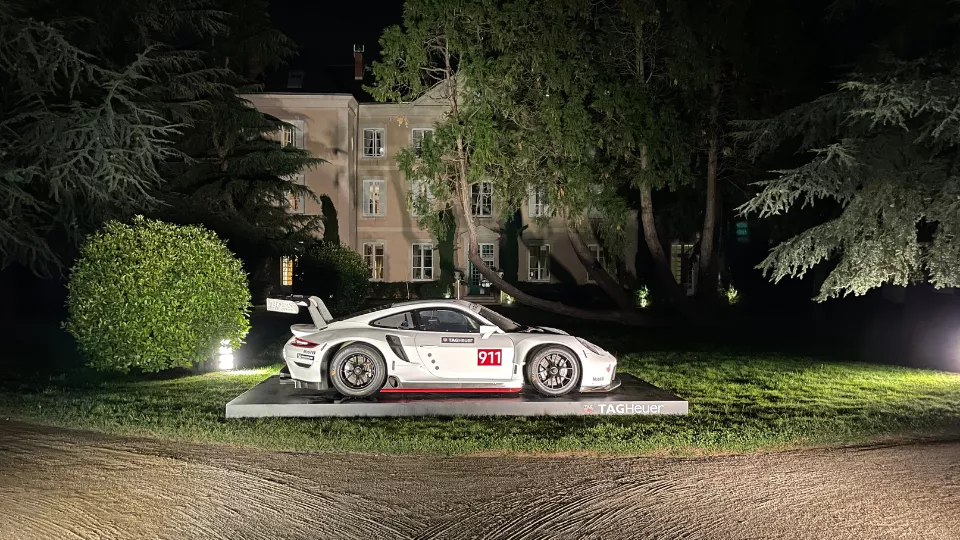 Voiture d'exposition de nuit