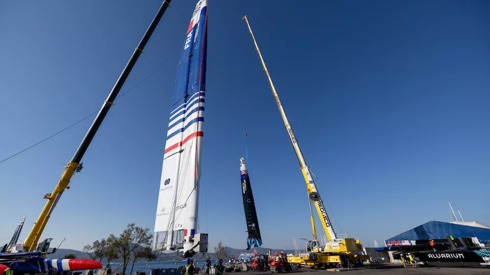 Montage des bateaux avec des grues