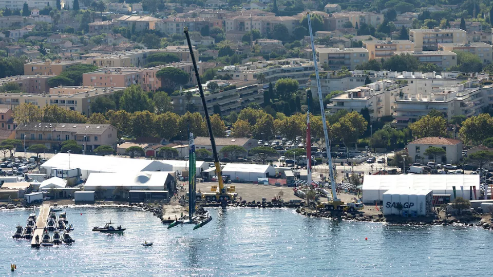 Mise à l'eau des bateaux avec la grue