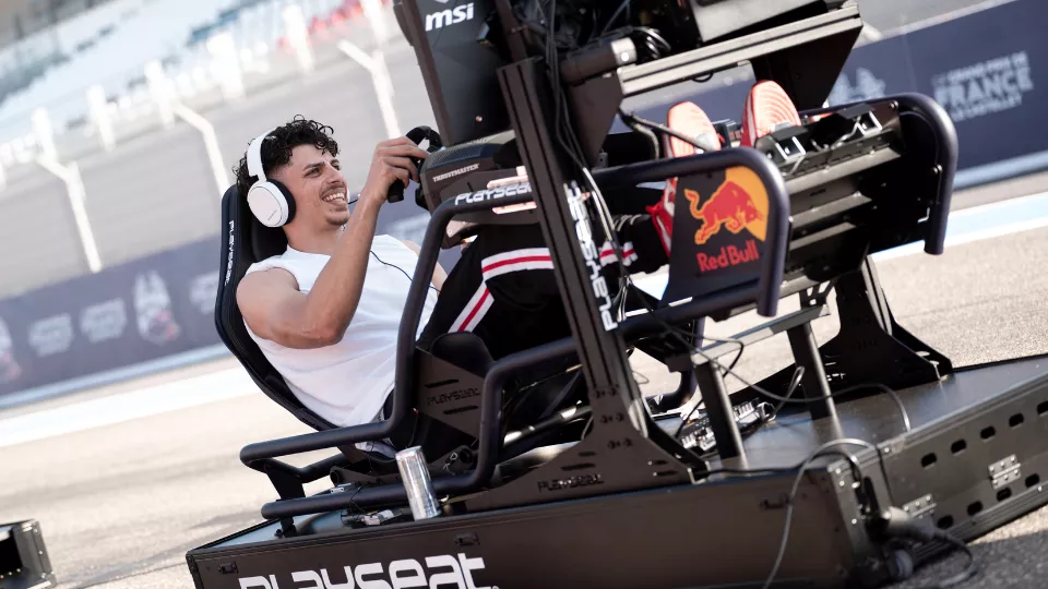 Le créateur de contenu "Prime" en action sur un playseat