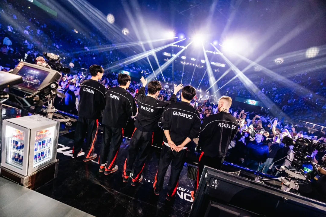 T1 qui salue le public