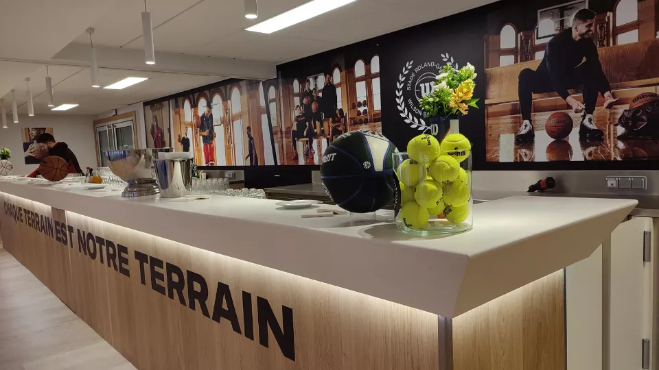 Le bar du salon Roland Garros aux couleurs de Wilson