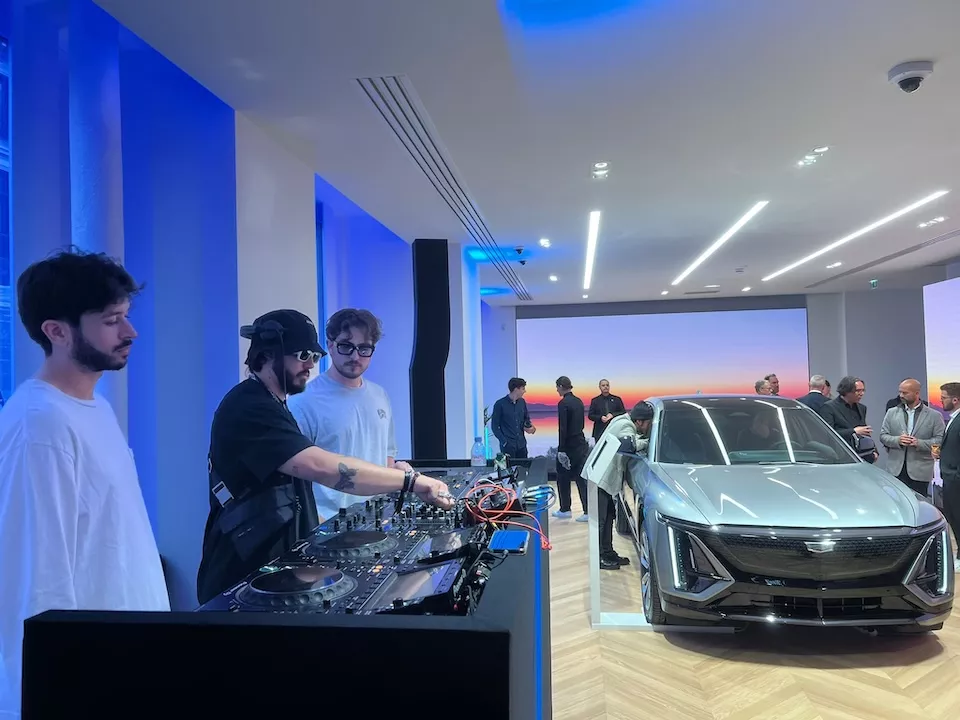 Prestation DJ dans la boutique