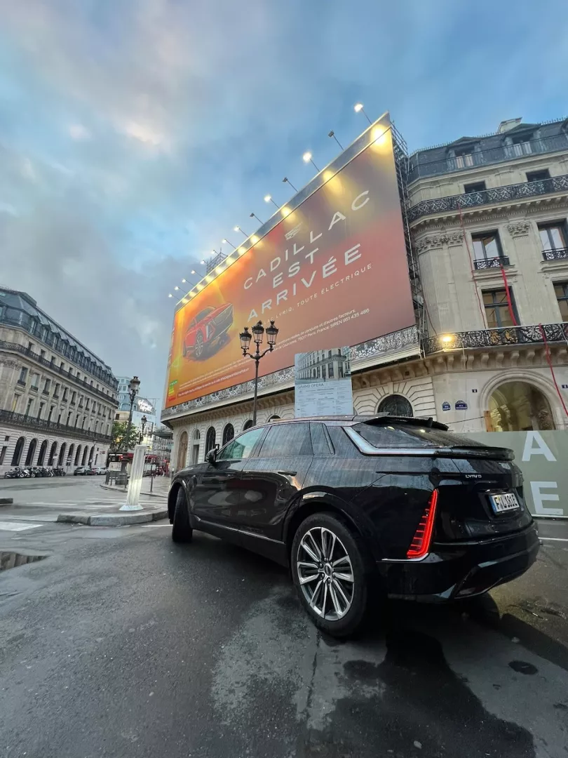 Exposition d'une voiture en extérieur